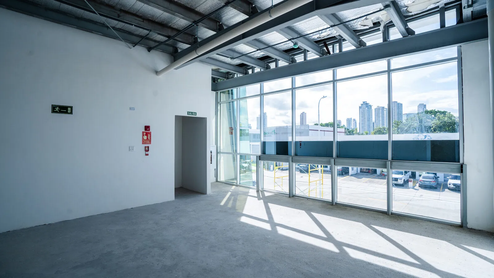 Interior con ventanal y vista a la ciudad