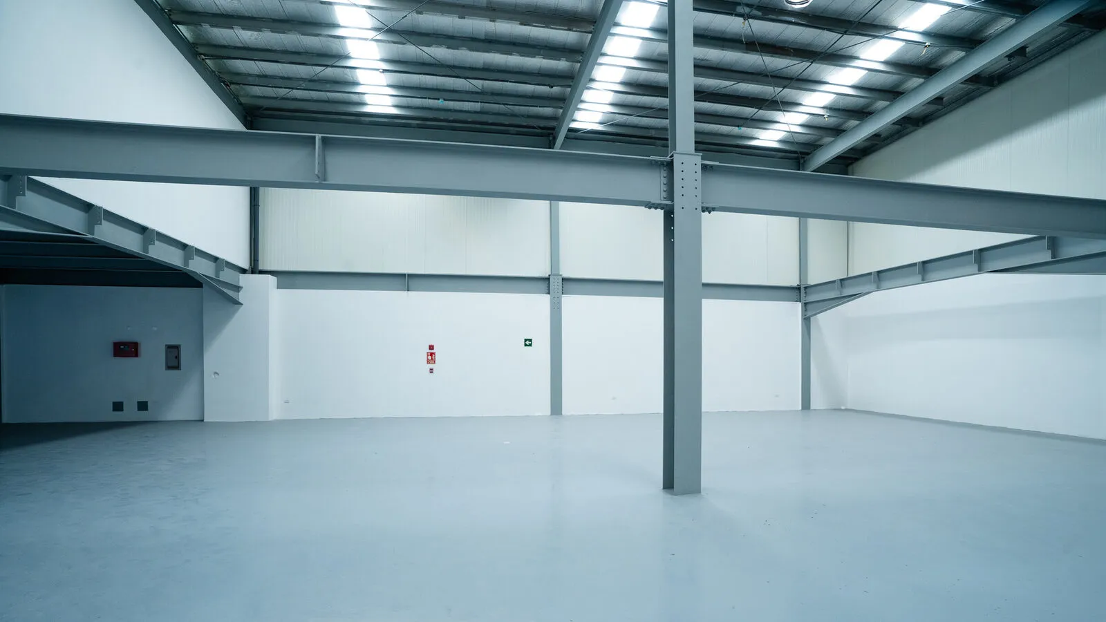 Área de bodega con mezzanine