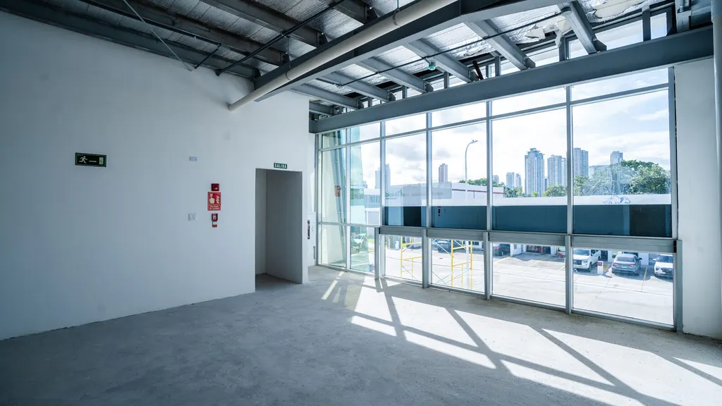Interior con ventanal y vista a la ciudad